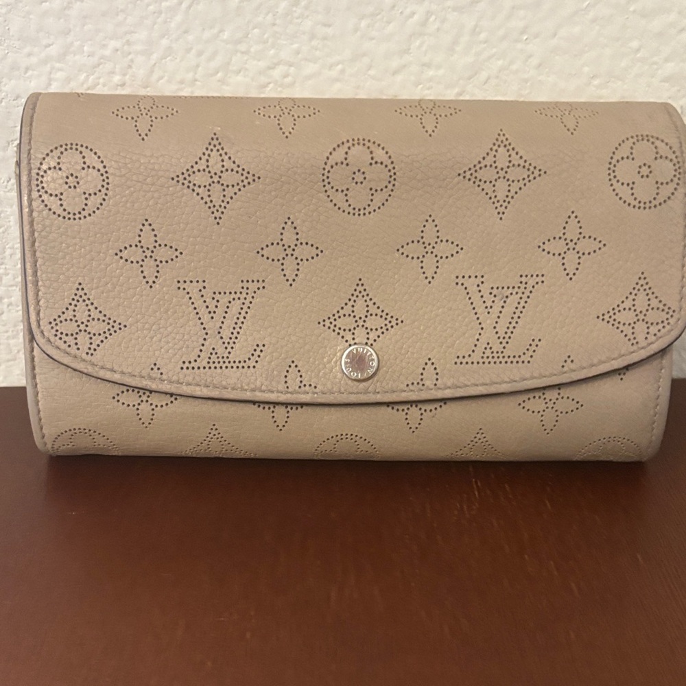 Louis Vuitton Mahina Snappy Wallet , Taupe - Picture 2 of 8